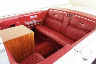 Illustration for article titled Create Your Own Motorcade with this Presidential Limo and Parade Car